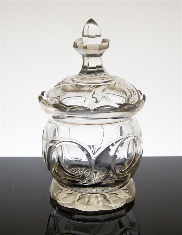 Bohatě broušená dóza z období Biedermeieru