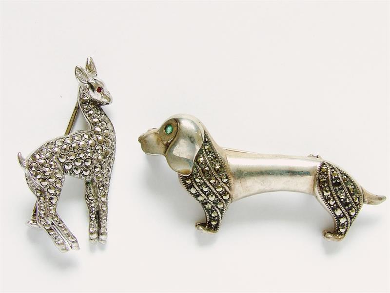 Ag pes a kolouch, dvě brože