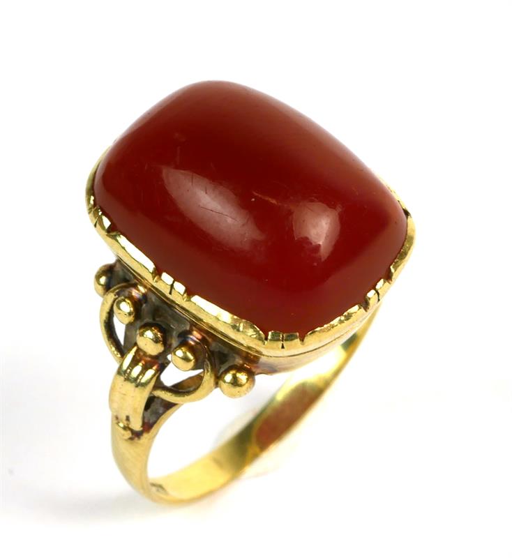 Zlatý prsten s karneolem
