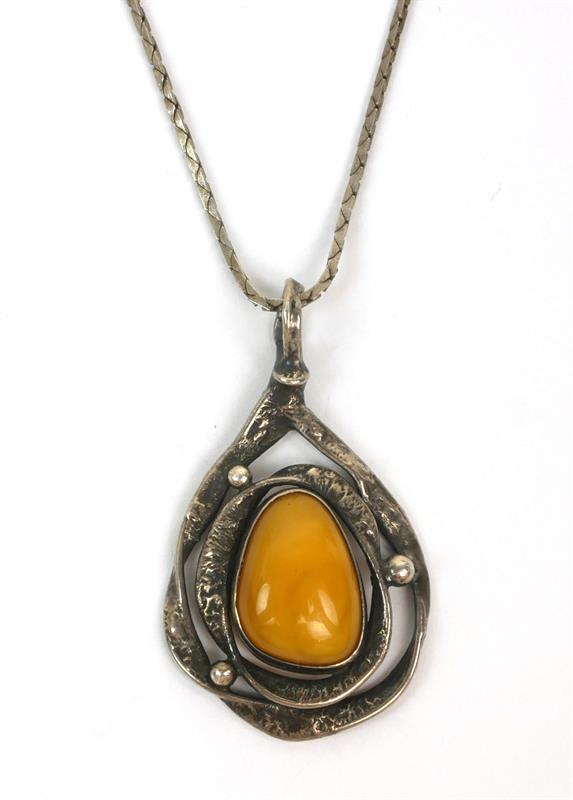 Stříbrný náhrdelník s jantarem