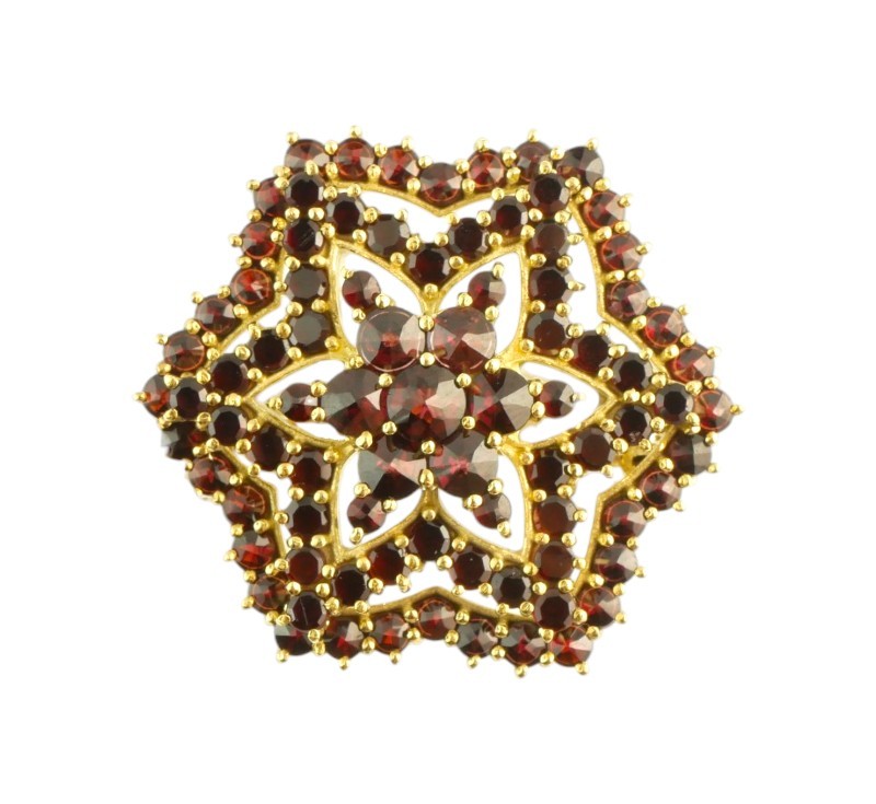 Stříbrná zlacená brož s granáty