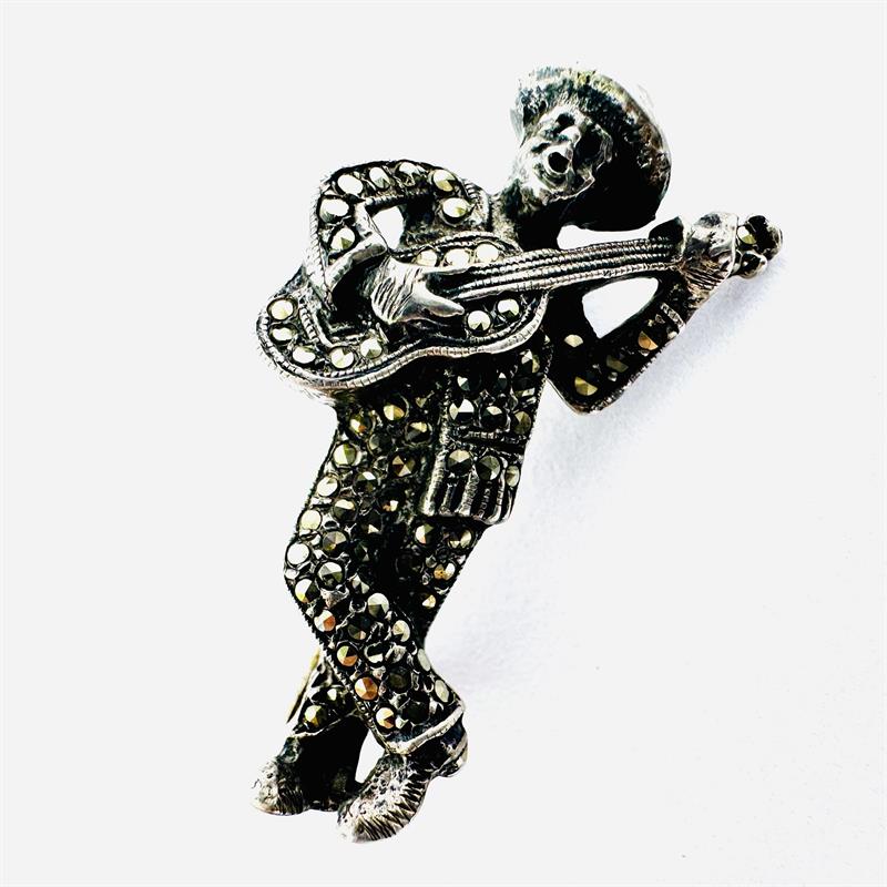 Stříbrná brož s markazity - hráč na kytaru