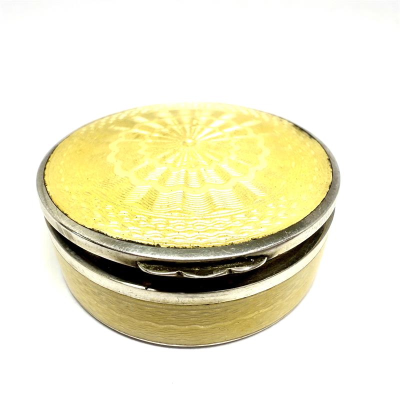 Stříbrný box (lékovka) zdobený žlutým smaltem