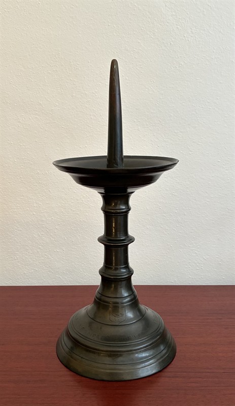 Vlámský pozdně gotický bronzový svícen s datací věnování r.1597