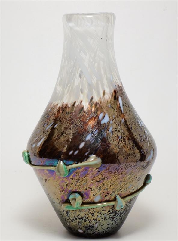 Váza ŽBS irisované sklo dekorované opálovými nálepy