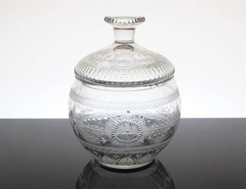 Zednářské motivy - skleněná dóza s rytinami z 19. století