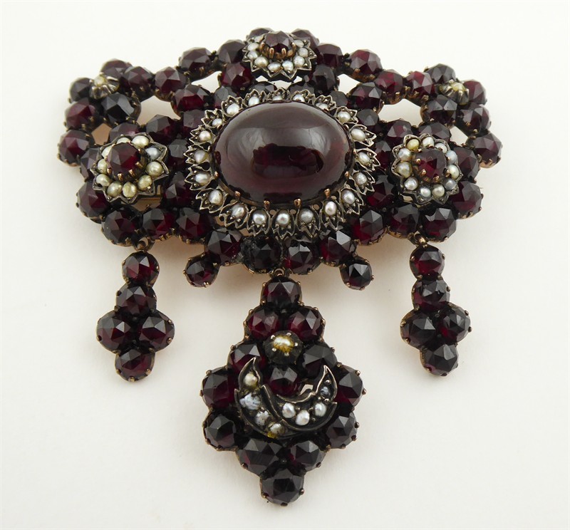 Granátové brož s velkým Almandinem a perličkami