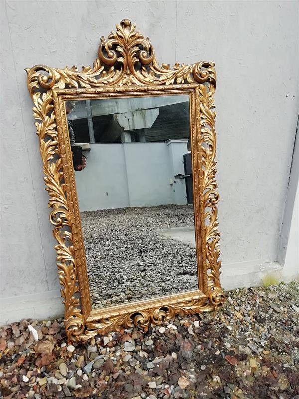 Zlacené vyřezávané zrcadlo