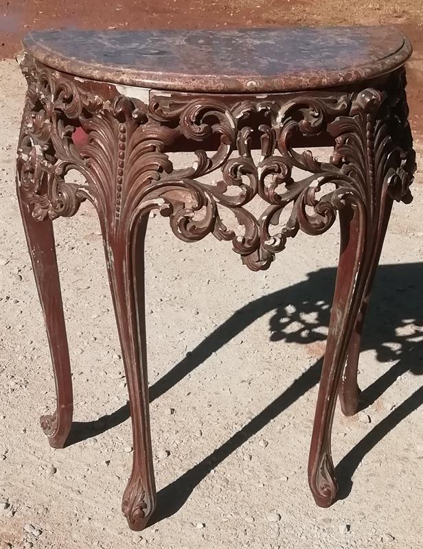 Konzolovy stolek s mramorem