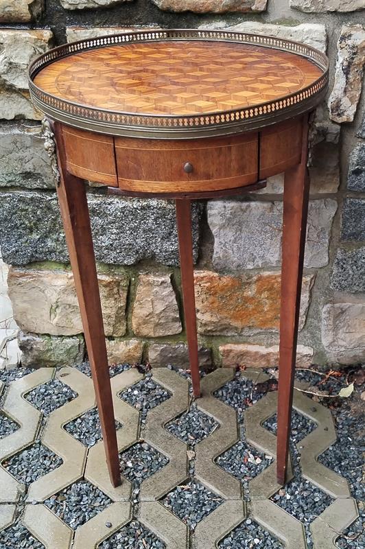 Bohatě intarzovany stolek