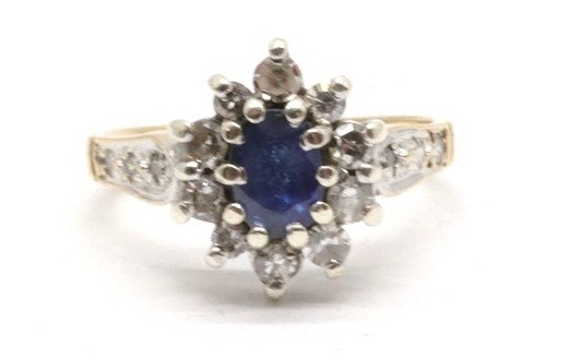 Zlatý prsten s diamanty a safírem