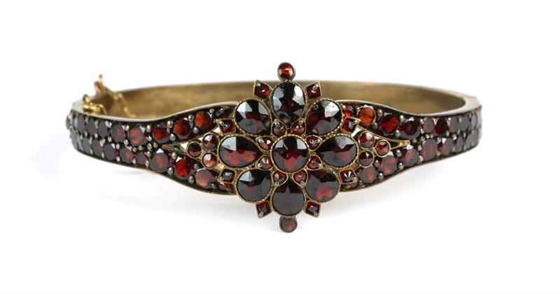 Kruhový granátový náramek