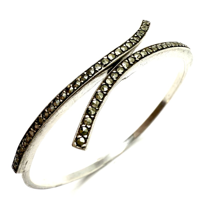 Stříbrný náramek s markazity