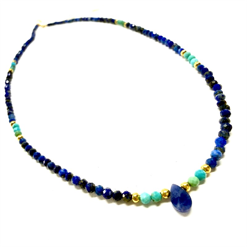 Jemný náhrdelník z lápisů lazuli a chalcedonů