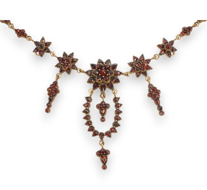 Granátový náhrdelník