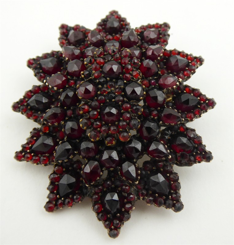 Medailon - brož s velkými českými granáty