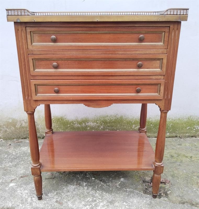 Stoleček s mramorovou deskou