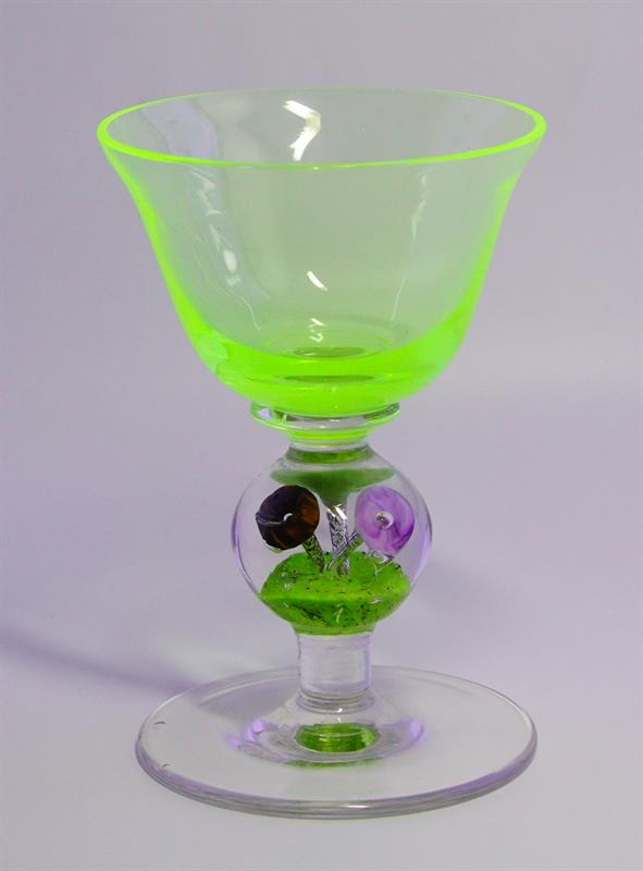 RARITA Sklenice s kalichem z uranového skla a mini těžítkem