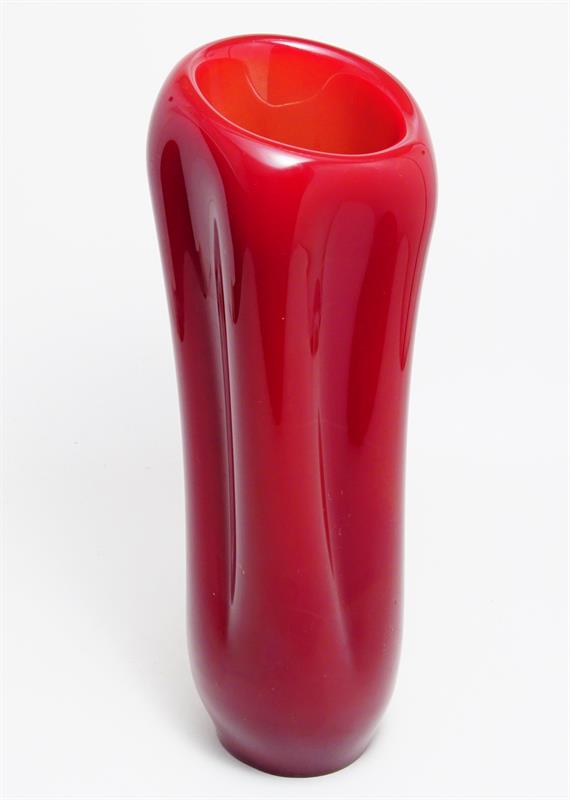 Váza - červený hyalit Josef M. HOSPODKA Nový Bor