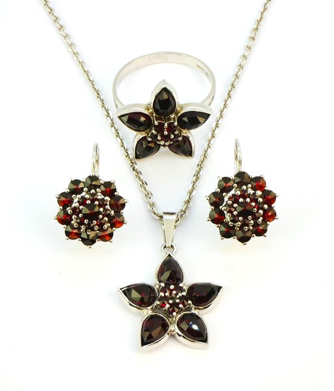 Souprava stříbrných šperků s českými granáty