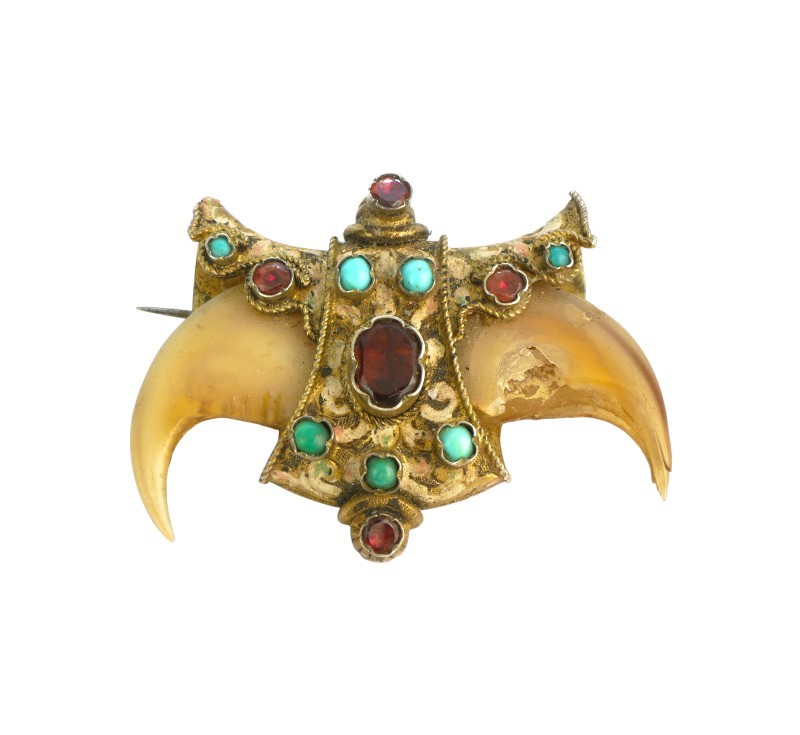 Stříbrná brož s tygřími drápy, tyrkysy a almandiny