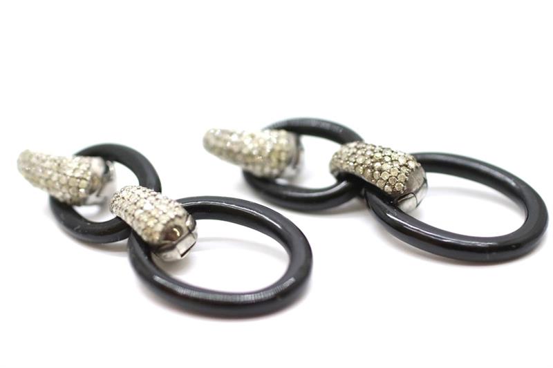 Stříbrné náušnice s diamanty a onyxy