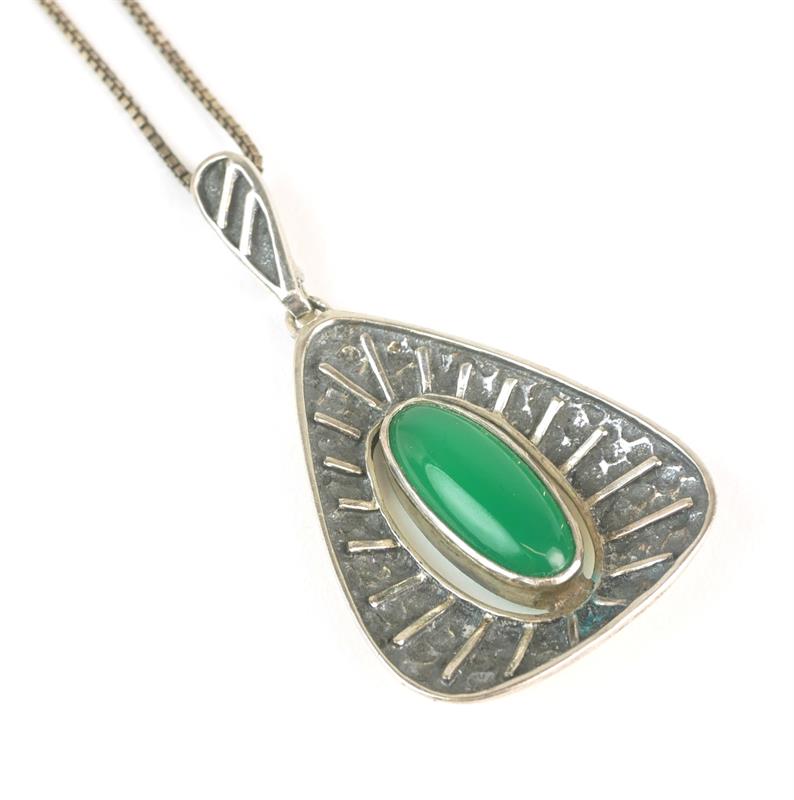 Stříbrný náhrdelník s jadeitem