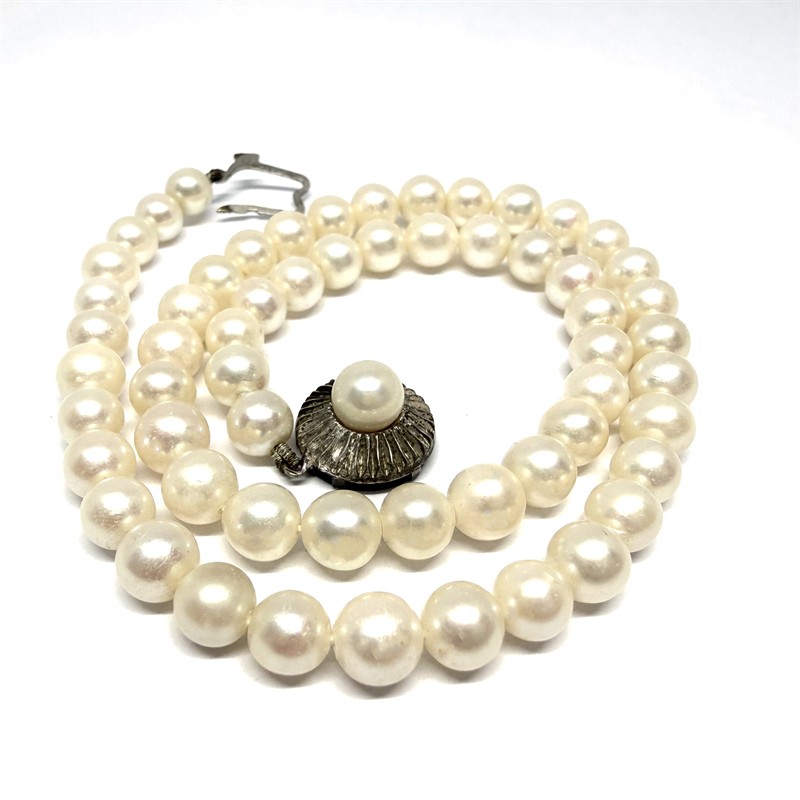 Perlový náhrdelník se zdobným stříbrným zapínáním