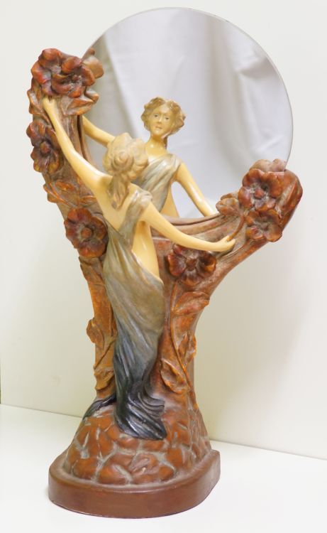 Secesní figurální zrcadlo - dívka s květinovou girlandou