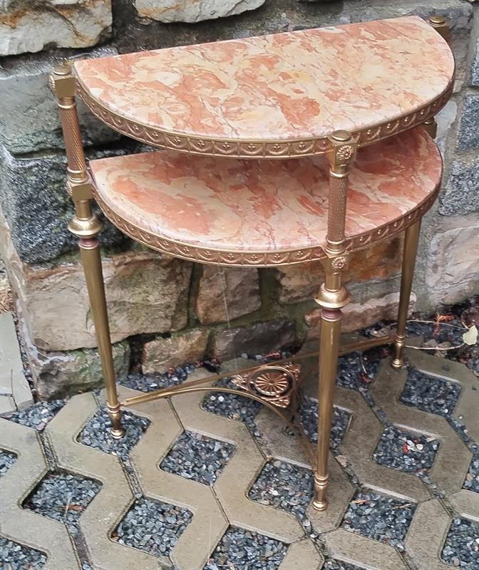 Mosazny stolek s mramorem