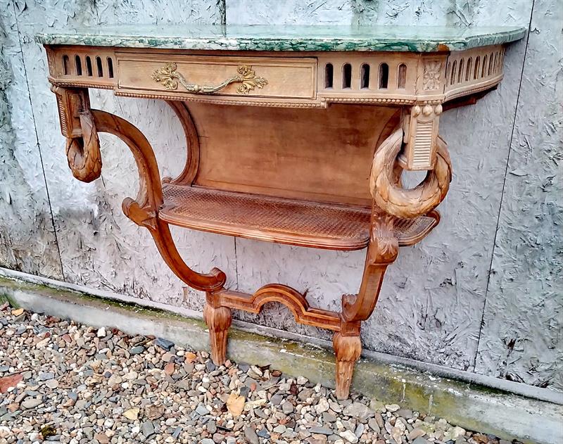 Konzolový stolek s mramorem