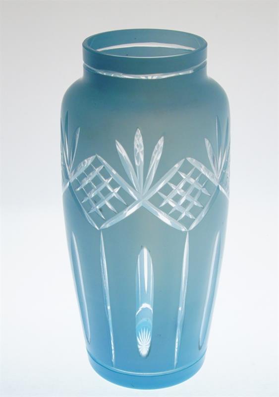 Secesní váza probrušované akvamarín. sklo geometrický dekor