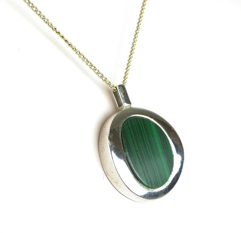 Stříbrný náhrdelník s malachitem