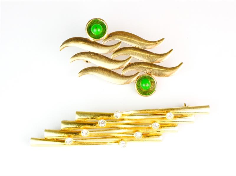 Dvě  stříbrné pozlacené  brože