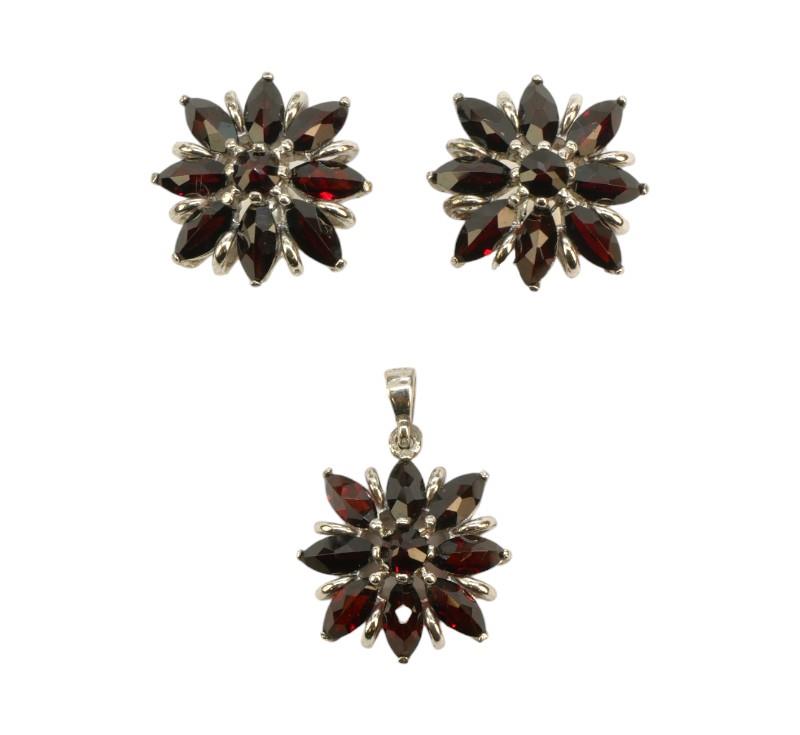 Stříbrná souprava s granáty