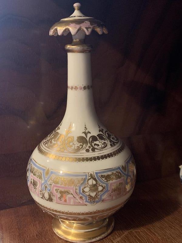 Starožitný porcelánový flakon