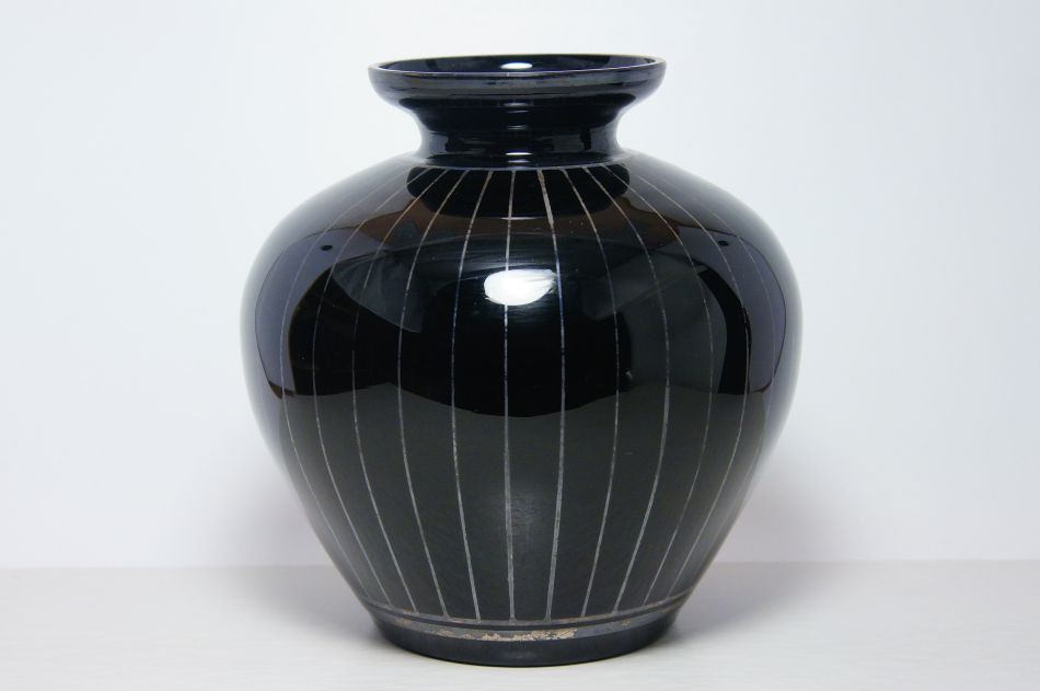 Váza z hyalitového skla, geometrický dekor ve stylu ART - DECO