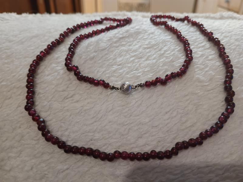 Granátové korále se stříbrným zapínáním