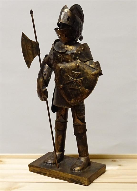 RYTÍŘ v brnění, kovová skulptura z patinovaného plechu