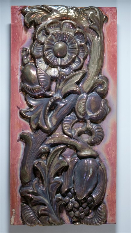 Velký secesní kachel s redukční glazurou