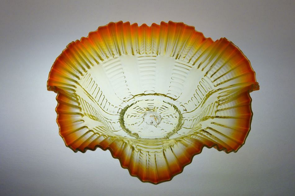 Secesní mísa hutně tvarovaná s lemováním z výrazně barevného TANGO skla