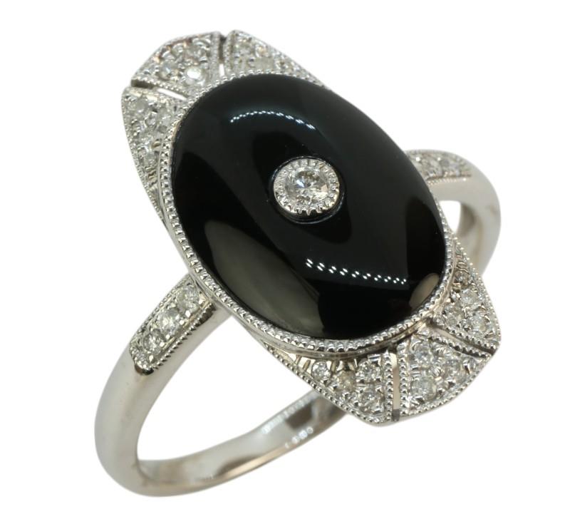 Zlatý prsten s onyxem a brilianty