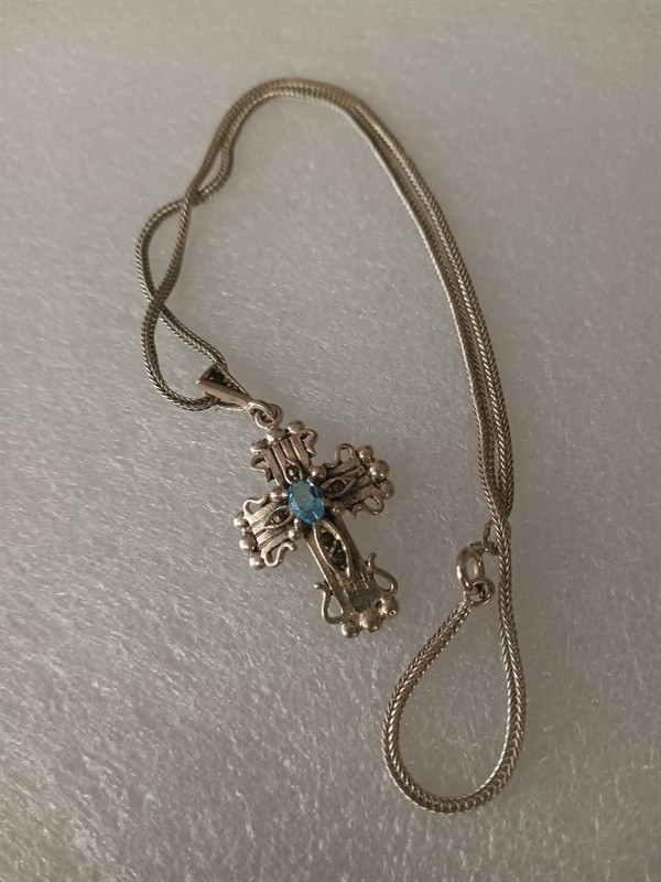 Starožitný křížek s modrým kamenem, stříbro