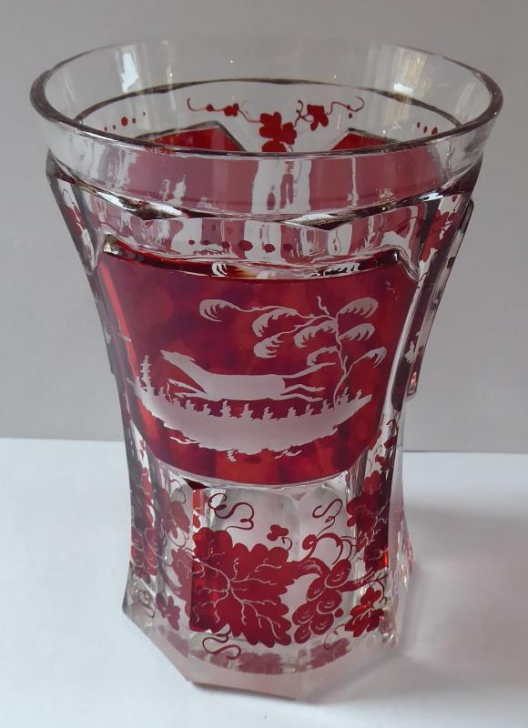 Pohár s rubínovým sklem a rytými motivy - biedermeier