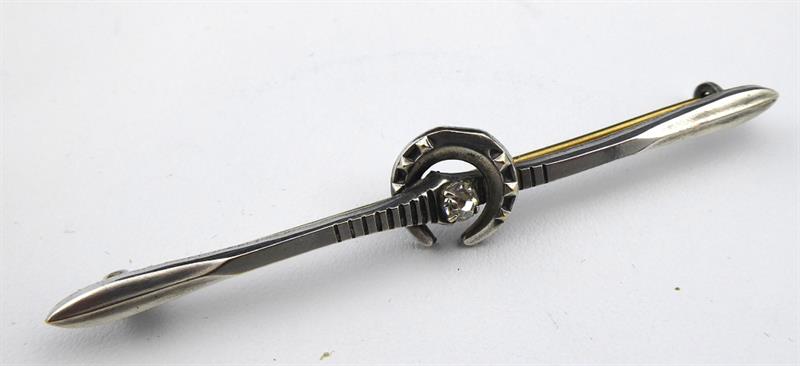 Brož s podkovou, bílý a žlutý kov, skleněný kamínek