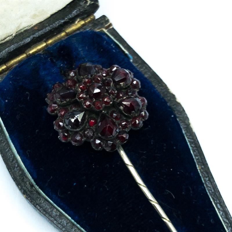 Starožitná granátová jehlice do kravaty