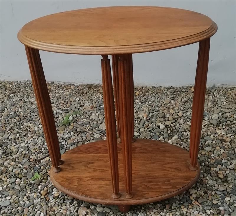 Oválný dubový stolek