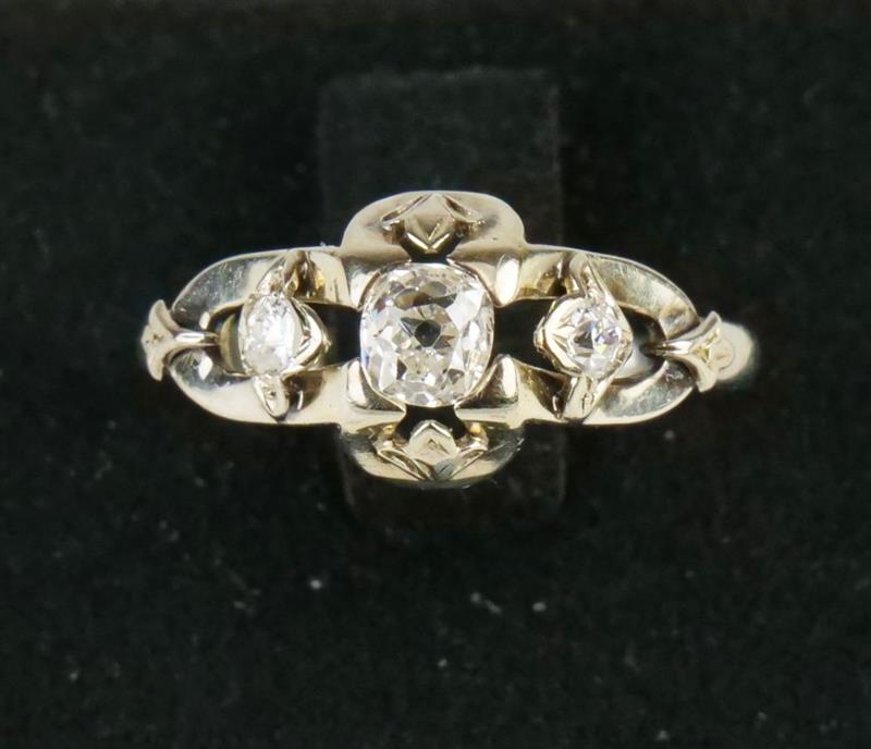 Bílozlatý prsten s diamanty