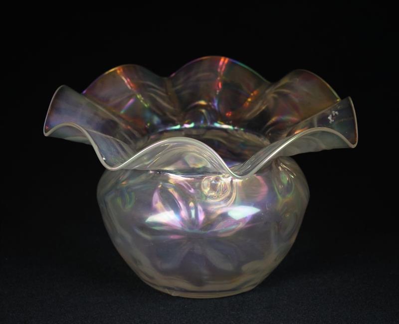 Secesní váza z irisovaného skla