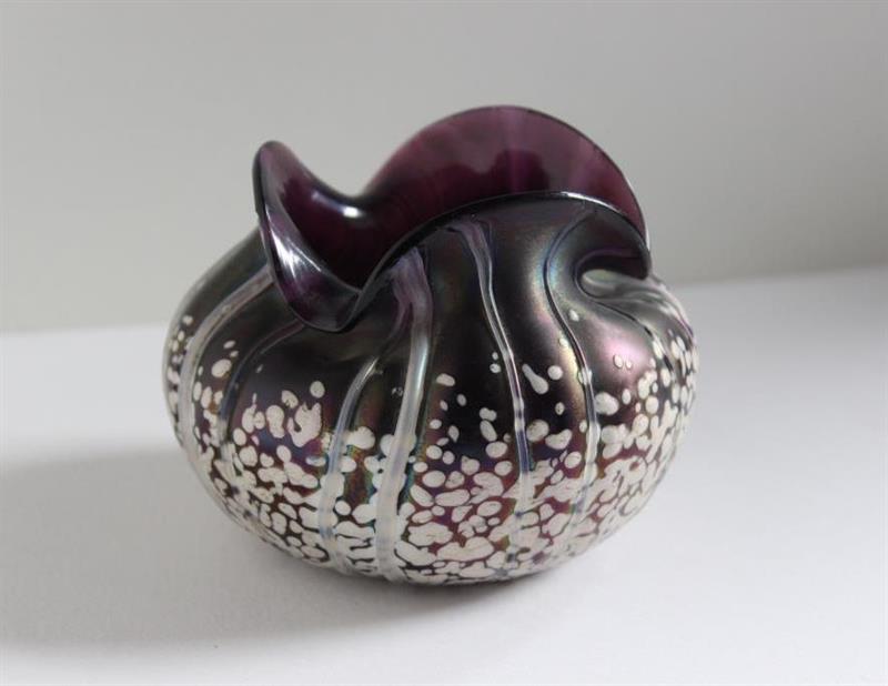 Váza s tvarovaným okrajem, Lötz